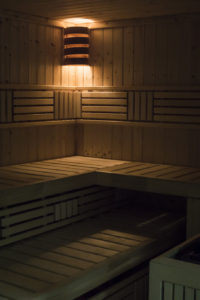 Specjalnie wydzielona strefa relaksu w której znajdziemy saunę suchą która osiąga temperaturę blisko 100 stopni oraz saunę infrared w której utrzymuje się niższa temperatura w okolicach 35-60 stopni dlatego też wskazana jest dla osób które mają problemy z sercem lub nadciśnieniem i nie mogą przebywać w bardzo wysokiej temperaturze.