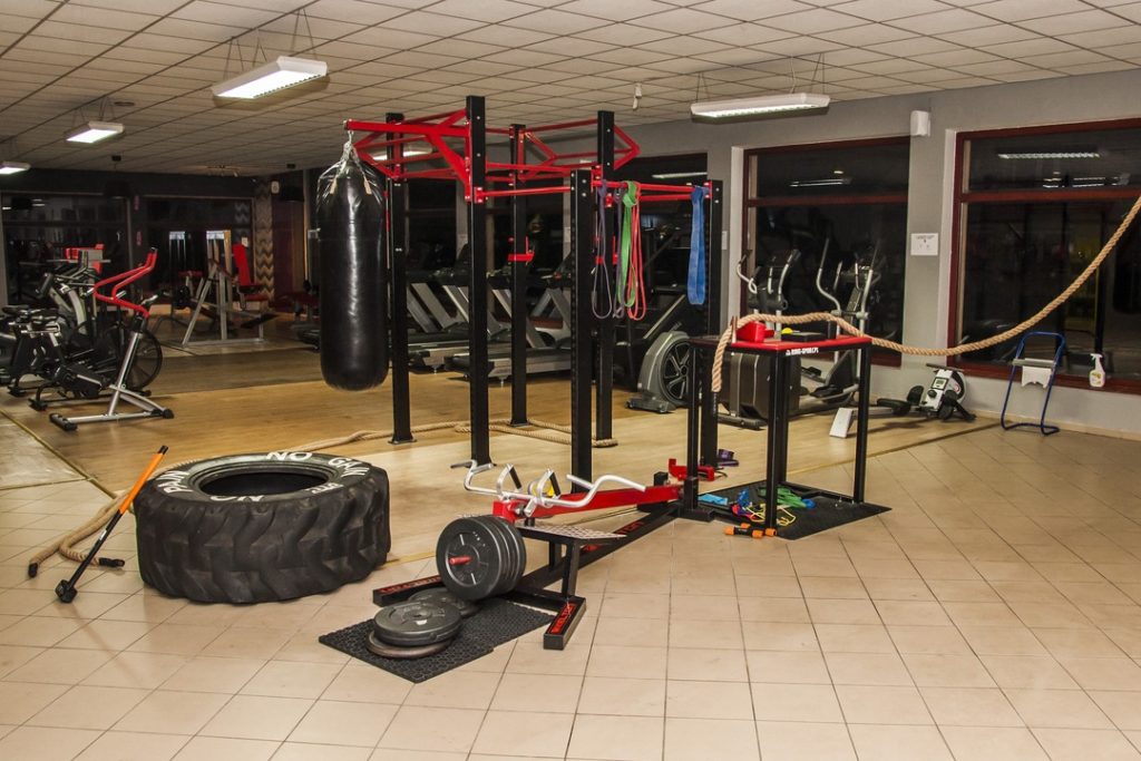 Specjalnie wyodrębniona strefa dla miłośników crosfitu, siłowania na rękę oraz boksu. Znajdziecie tutaj profesjonalny stół do armwrestlingu oraz akcesoria do siłownia na rękę, worek bokserski, różne drążki do podciągania oraz trx.
